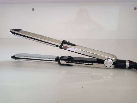 Roro’s sleek curling flat iron